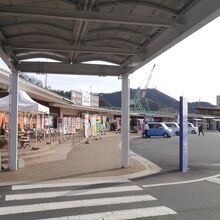 建物部分が細長〜い道の駅です。