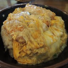 かつ丼　玉子でしっかりとじられている