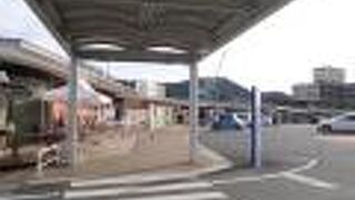 裏手には山がせまる。