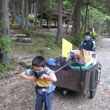 資材、食材を運ぶ孫