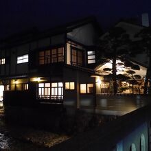 橋の上からの風景。写真手前に橋の欄干。