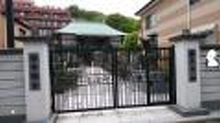 閑静な雰囲気の場所にある寺院