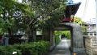 独特の山門を有する寺院