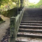 大龍寺の石段を登り切り山頂へ！プレートは地味でも眺めはグッド！