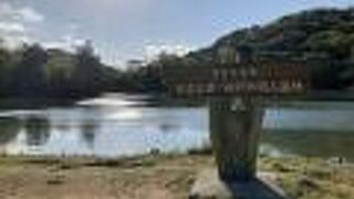 修法ヶ原池に映る景色が美しい！ほとりに座ってゆっくり眺める