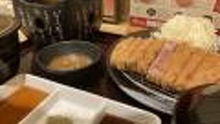 三宮センタープラザにある牛カツのお店！わさびをつけてもお塩でも