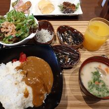 朝カレーとアスリート豚汁の朝食バイキング