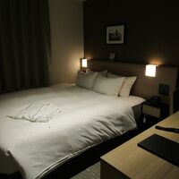 木目と茶色を基調にした客室