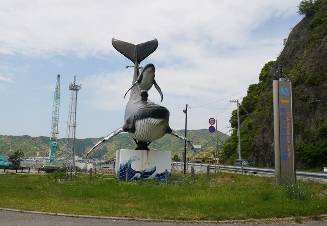 大きなクジラが目印、仁淀川渡り宇佐しおかぜ公園へ