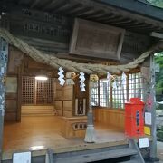 金鱗湖の湖畔に建つ神社