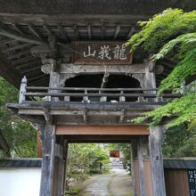 立派な茅葺の門