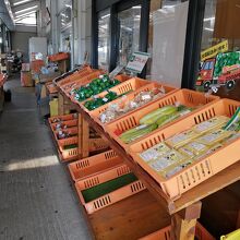 お野菜も売られています