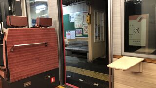 スイッチバックしながら進む登山電車