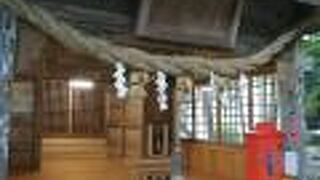 金鱗湖の湖畔に建つ神社