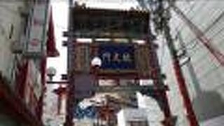 真赤色がベースの牌楼で見ごたえあります。