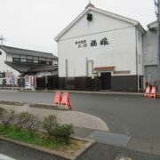 田町商店街アーケードの近くにある酒蔵