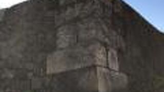 がっしりとした石垣