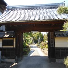 常満寺山門