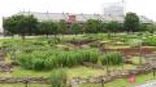 かつてレンガ造りの建物があった場所