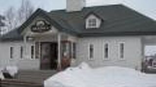 紋別を出てすぐの興部町にある農場経営のこじんまりしたログハウス風の酪農家のこだわりレストラン＆ショップ、開放的でぬくもりのある店内です。