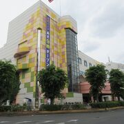 駅前に建つ大型商業施設です