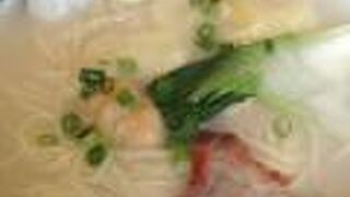 雑踏の中にある広東料理店