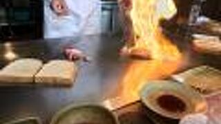 目の前でステーキを焼いてくれます