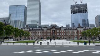 駅舎をバックの記念撮影