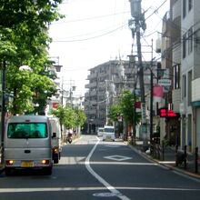 駐停車の車両も多く、バスなど大型車も多いので、混雑もある。
