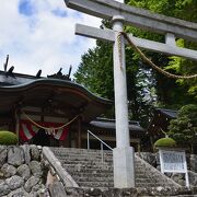 金櫻神社と並ぶ神社