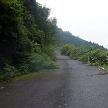 湯浪（ゆうなみ）休憩所で道は行き止まりになります。