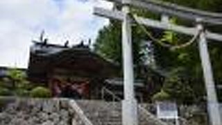 金櫻神社と並ぶ神社