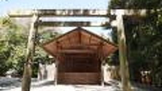 周囲がお堀に。