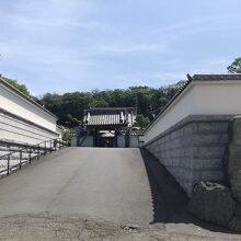 お寺の入口にある石碑（寺標）