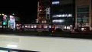 中層ビルが立ち並ぶ通り