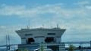 横浜港を眺めながら散策