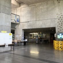 体育館の入口近くにある事務所