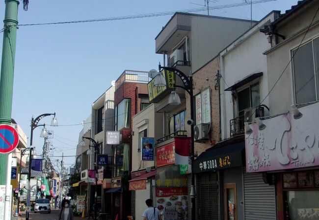 下赤塚駅北口前の各道路に広がる昭和期の雰囲気が残る商店街。