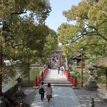 2つ目の「平橋」と３つ目の「太鼓橋」が見えます。