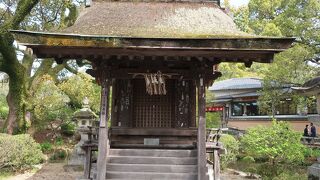 太鼓橋のそばに建立されています