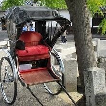 風景 中橋のたもとの倉敷考古前で人力車が待機しています
