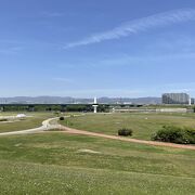 枚方大橋を眺める芝生の公園