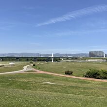 枚方大橋を眺める芝生の公園