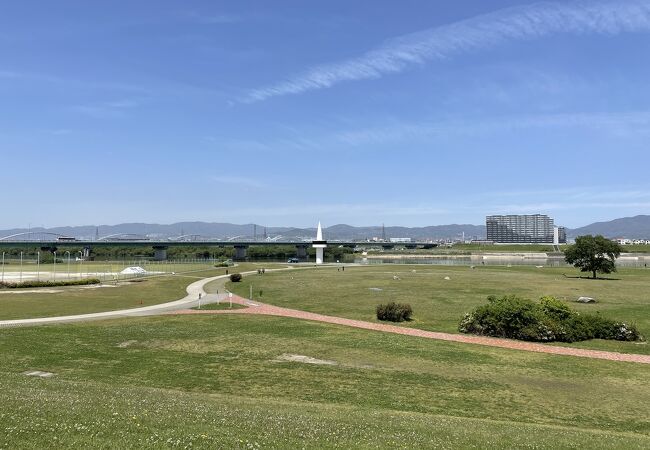 枚方大橋を眺める芝生の公園