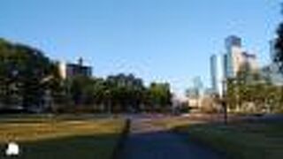 市街地の中にある開かれた空間