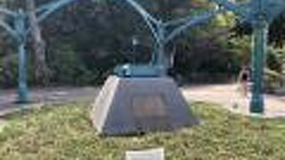 フランス山の入口にある