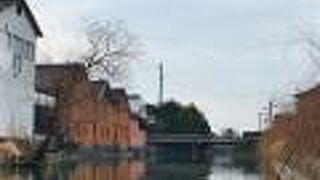 趣ある赤いレンガ造りの建物