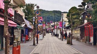 お土産店や梅ヶ枝餅のお店が並ぶ