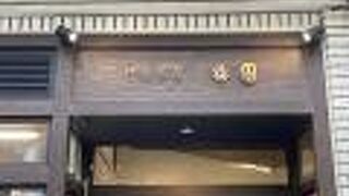 雨の景色も似合う静かなカフェ