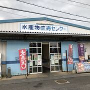 地元の人も通う、間違いのない市場